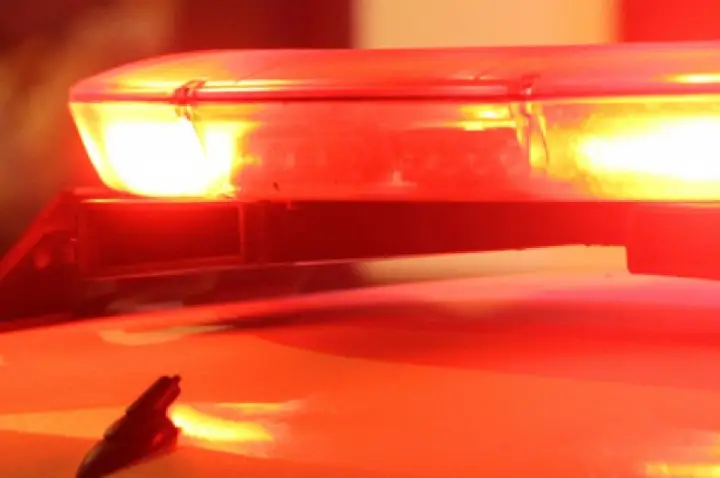 Colisão de carro contra placa e barranco deixa 2 feridos graves