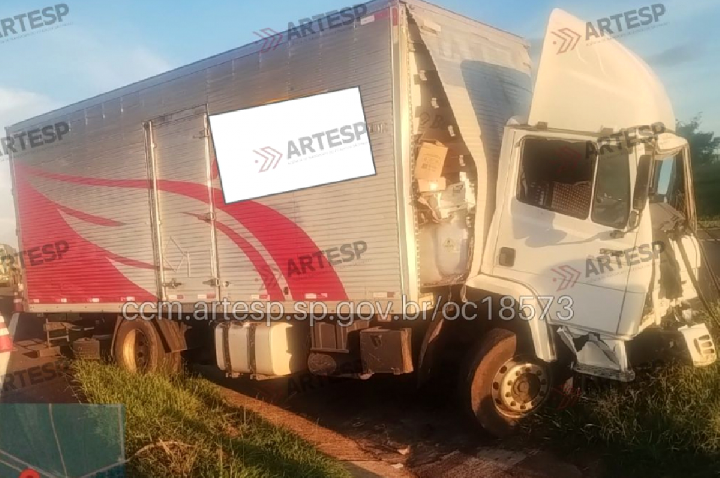 Colisão entre caminhões deixa dois feridos em Pederneiras