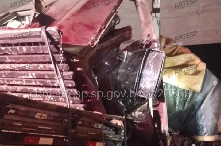Colisão entre caminhões faz vitima fatal em Bauru
