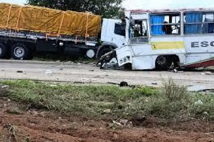 Colisão entre carreta e ônibus escolar deixa três mortos na Bahia