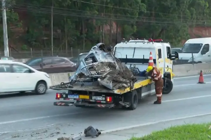Colisão entre carro e caminhão deixa 4 mortos na Grande São Paulo
