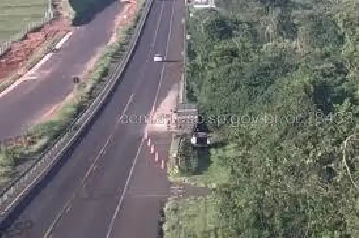 Colisão entre carro e carreta deixa motorista em estado grave