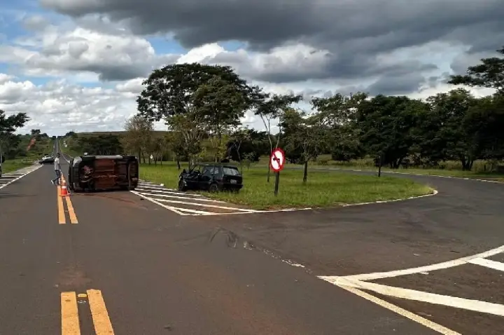 Colisão entre carros deixa um morto e 4 feridos leves em rodovia