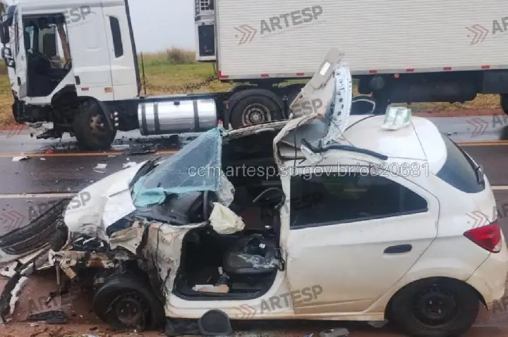 Colisão frontal entre carro e caminhão deixa 3 feridos em rodovia