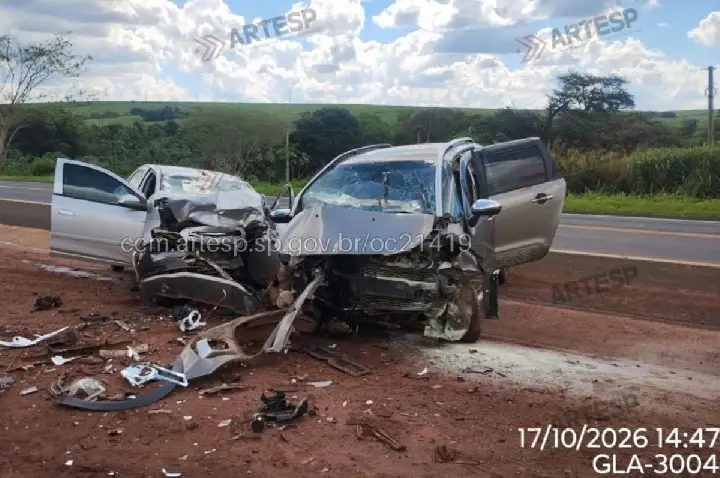Colisão frontal entre carros deixa um morto e feridos em Boracéia
