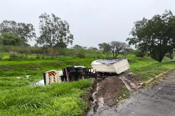 Colisão lateral entre caminhões deixa 2 feridos graves na BR-153