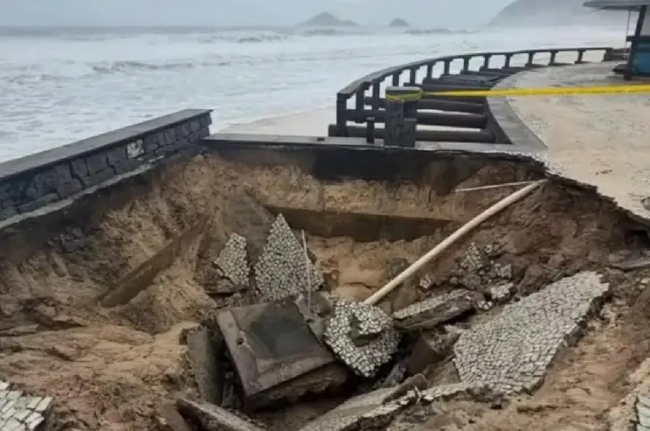 Com alerta de ressaca, ondas destroem parte de calçadão no Rio