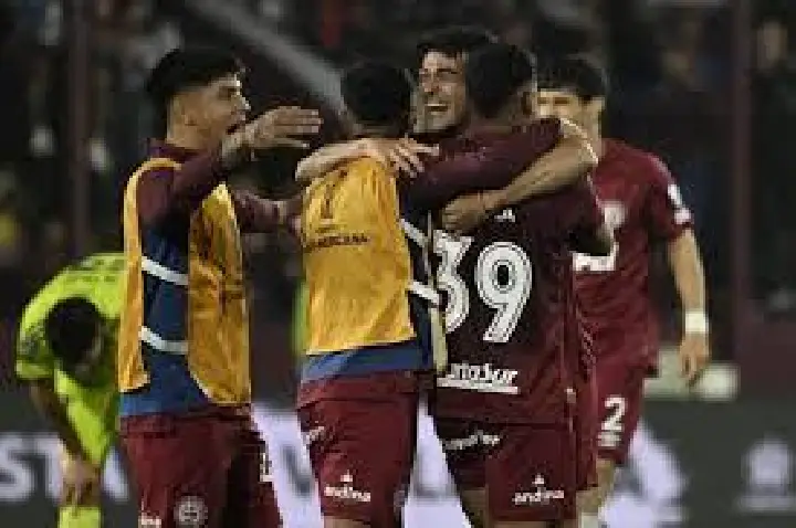 Com VAR ativo, Lanús vence La U e encara Atlético na final