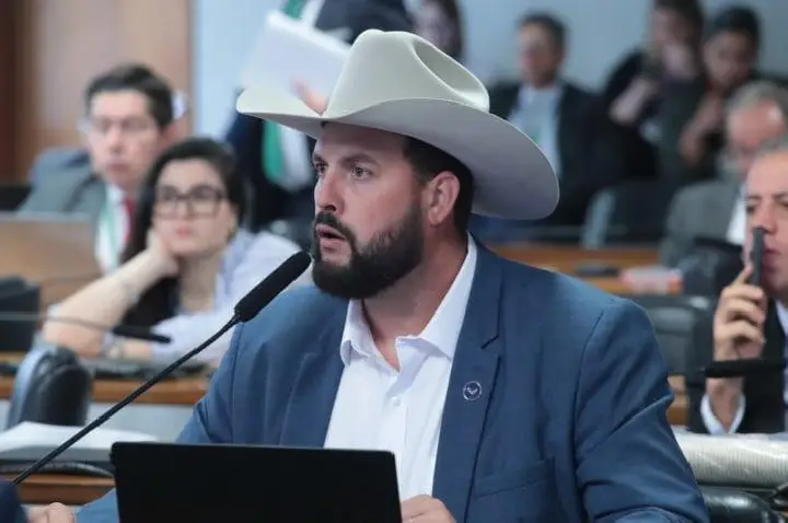 Comissão aprova projeto que livra pontos na CNH por parada irregular em vagas rotativas Proposta segue em análise na Câmara dos Deputados