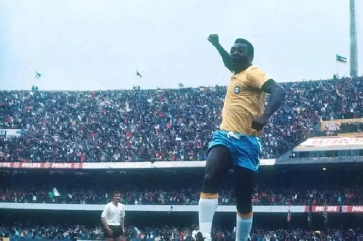 Como nasceu o 'soco no ar'; a comemoração de Pelé que marcou história no futebol