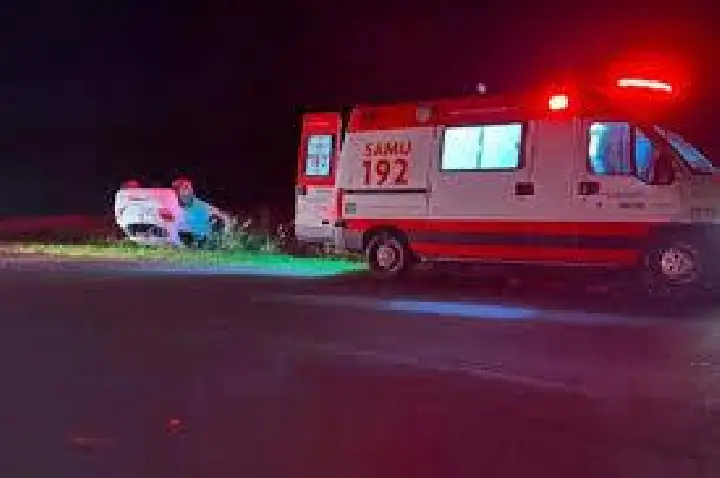 Condutor de carro é lançado para fora em capotamento em Arealva
