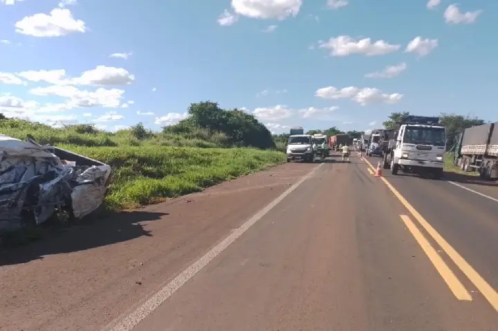 Condutor de Hilux morre em colisão com carreta na Bauru-Iacanga