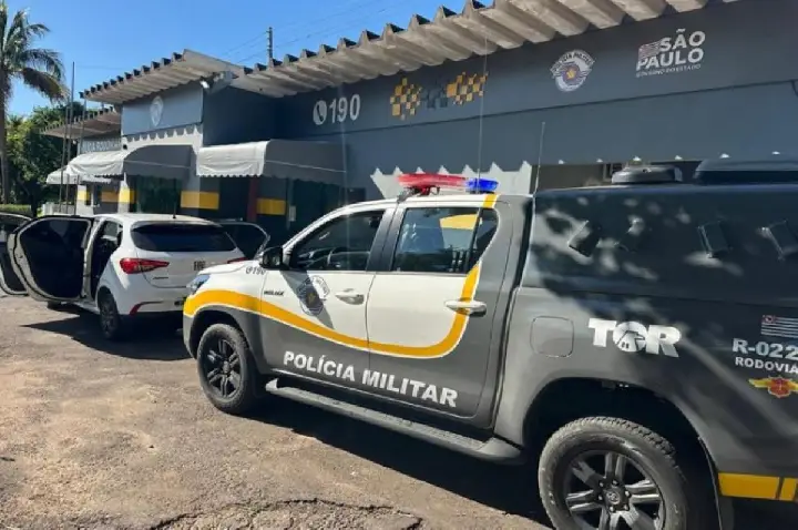Condutor é preso após bloquear placa e furar pedágio na região