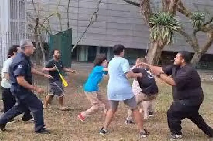 Conservadores invadem USP, aluno é mordido e militante agredido