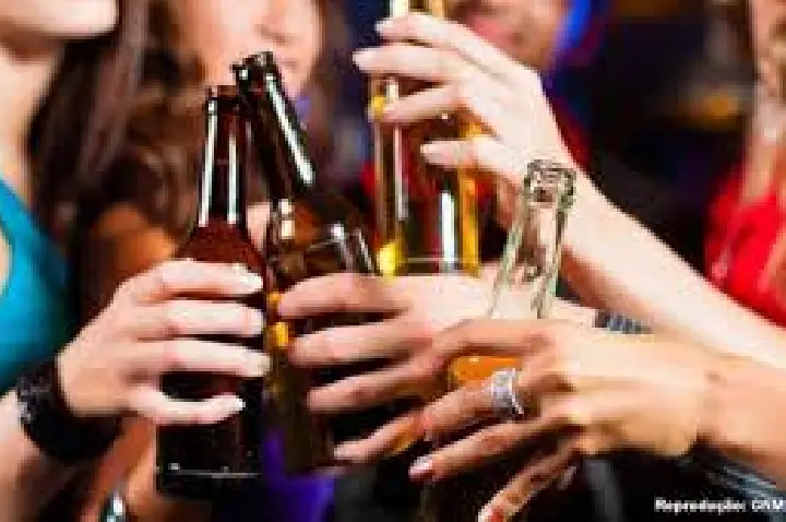 Consumo abusivo de álcool entre mulheres dobra em 17 anos