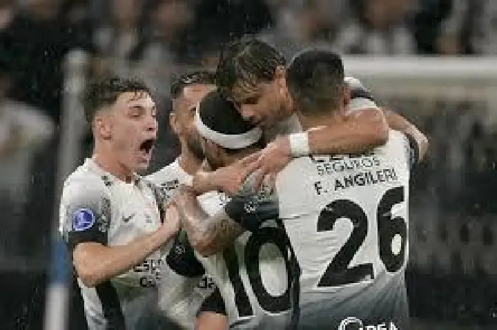 Corinthians vence no sufoco com um a menos e entra na briga