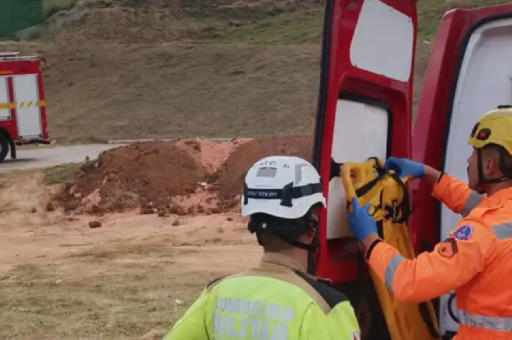 Coveiro cai em cova de 4m e é resgatado por bombeiros