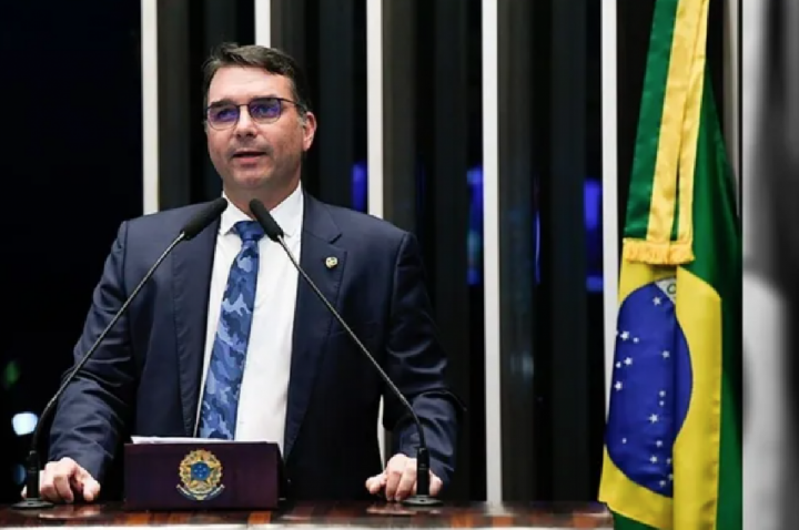 CPMI do INSS mira sócia de Flávio Bolsonaro