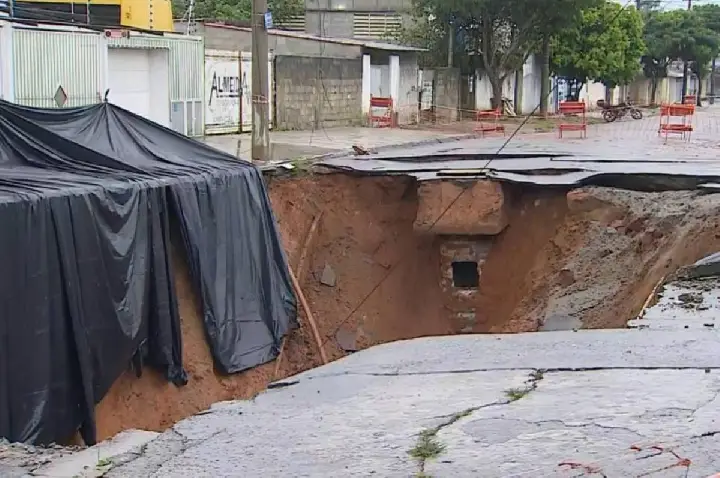 Cratera se abre em rua e 156 ficam desalojados no interior de SP
