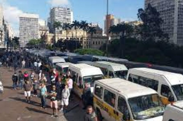 Criança de 5 anos esquecida em van escolar escapa e pede ajuda