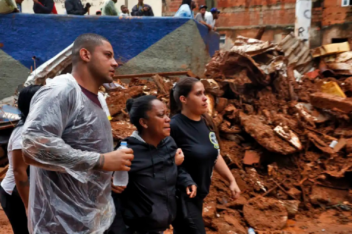 Criança sobrevive ao ser abraçada por mãe em MG, diz parente