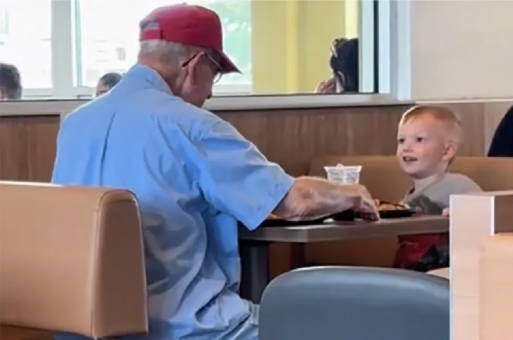 Criança vê idoso comendo sozinho e toma atitude comovente; VÍDEO