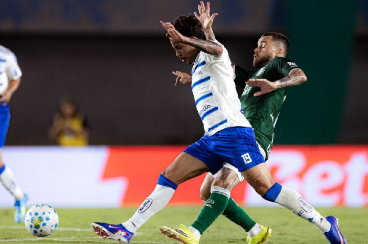 Cruzeiro ensaia virada, mas toma gol do Goiás no último lance