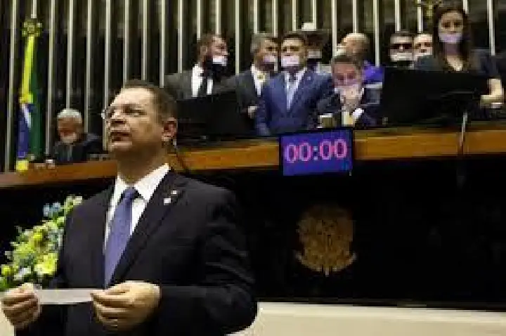 Cúpula do Congresso resiste a pressão após prisão de Bolsonaro