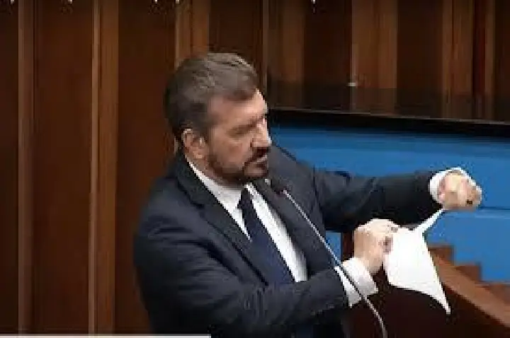 Deputado rasga homenagem a Trump na Assembleia; VÍDEO