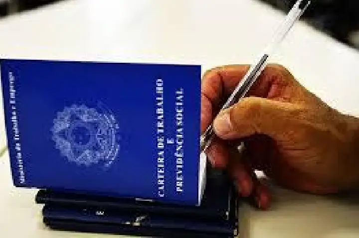 Desemprego tem queda no Brasil; carteira assinada bate recorde