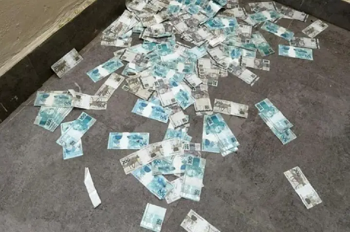 Dinheiro é jogado pela janela durante ação da PF