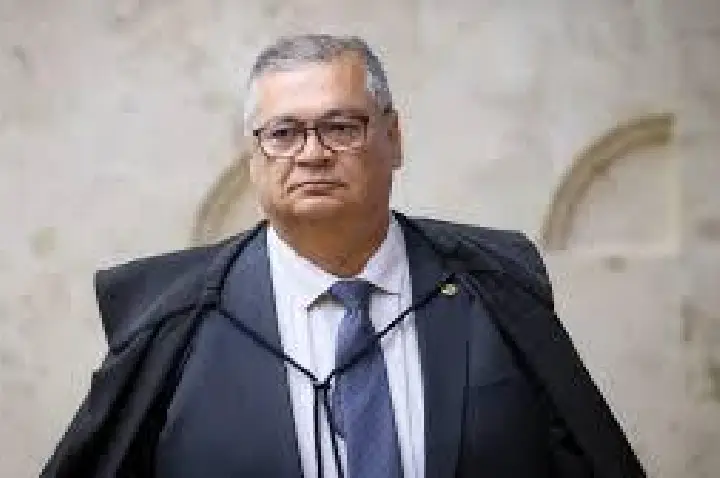 Dino aponta que bancos estão proibidos de aplicar sanção a Moraes