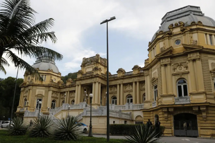 Dino pede vista, e STF tem 4 a 1 por eleição indireta no Rio