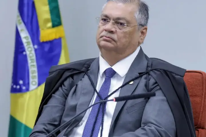 Dino relata xingamento de funcionária de companhia aérea