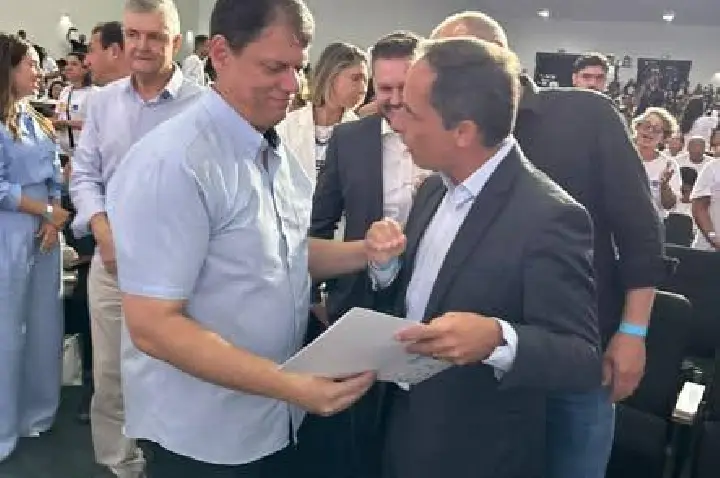 Diretor da APAS, Erlon Ortega, entrega ao governador Tarcísio de Freitas mais de 1.700 vagas do programa Caminho da Capacitação