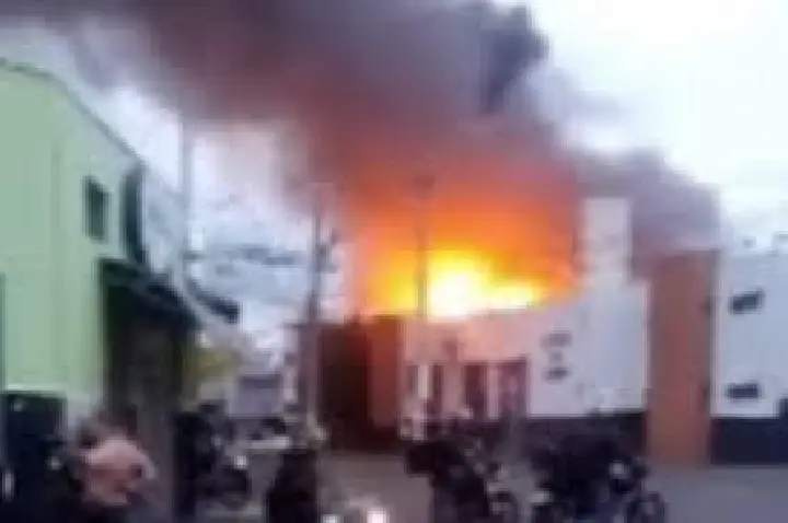 Dois bombeiros são socorridos em incêndio de grandes proporções