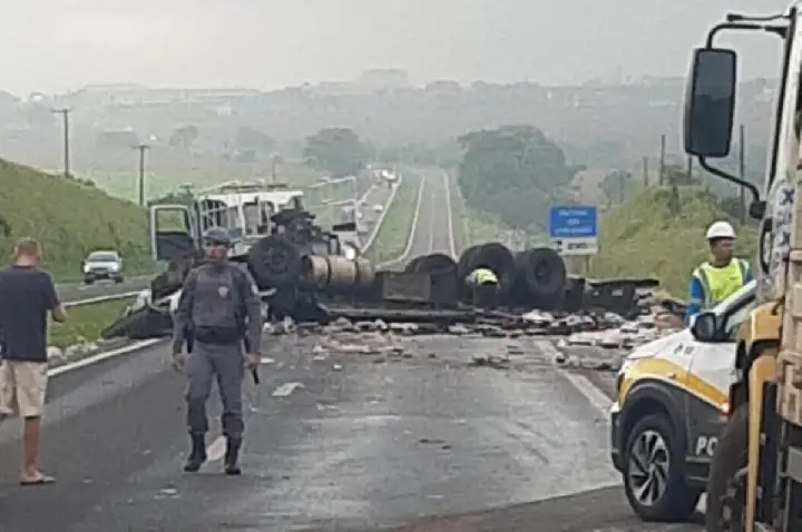 Dois são socorridos em acidente com caminhão de refrigerante