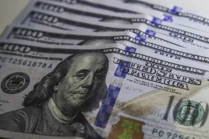 Dólar cai a R$ 5, e bolsa sobe quase 8% após primeiro turno