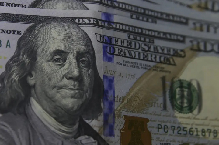 Dólar cai, e bolsa bate recorde com alívio no Oriente Médio