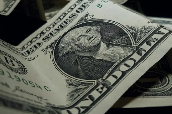 Dólar cai mais de 4% após 1º turno