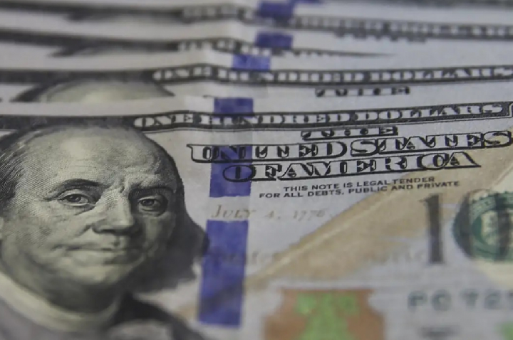 Dólar cai para o menor valor em 21 meses, e bolsa bate recorde