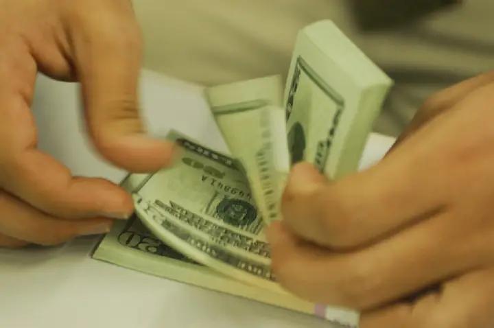 Dólar fecha abaixo de R$ 5 pela primeira vez desde maio