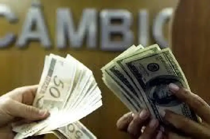 Dólar segue mercado internacional e sobe para R$ 5,43