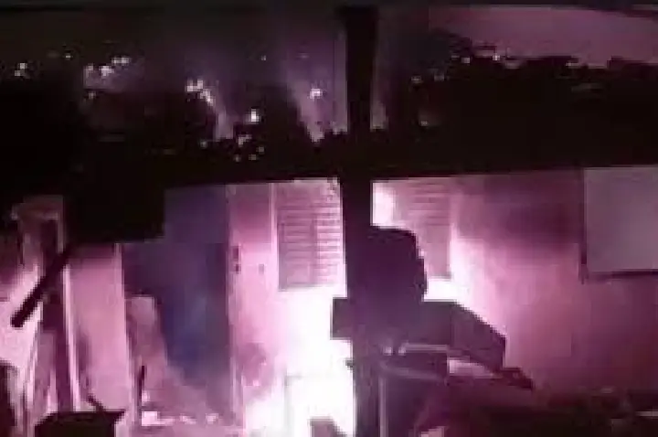 Duas crianças e um adolescente morrem após incêndio em Pedreira