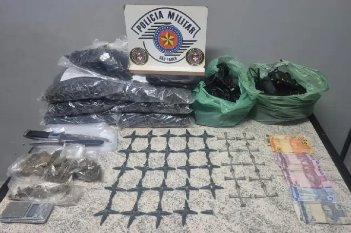 Dupla é presa pela Força Tática com drogas após fuga por telhados