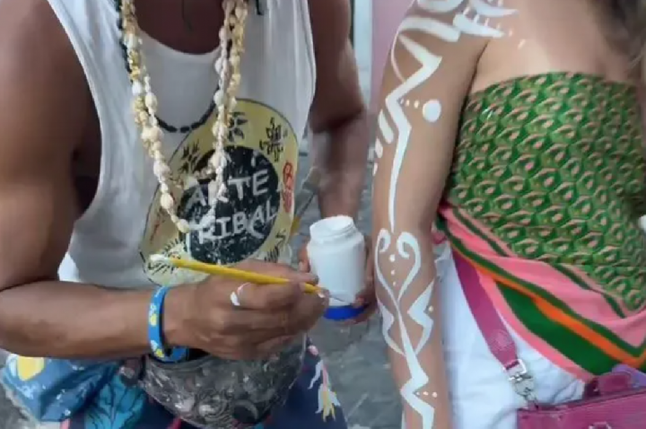 Dupla é presa por usar pintura corporal para extorquir turistas