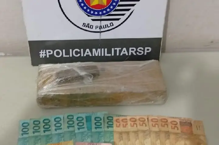 Dupla é surpreendida com tijolo de maconha e R$ 1,1 mil em dinheiro