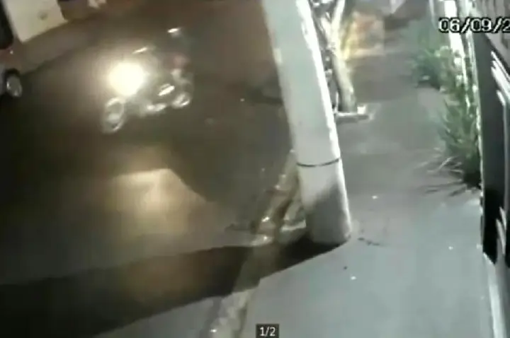 Dupla força portão e furta moto de prédio em Bauru; VÍDEO