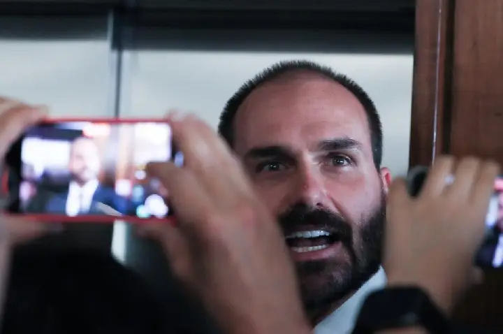 Eduardo Bolsonaro consta em lista de pena pendente de cumprimento