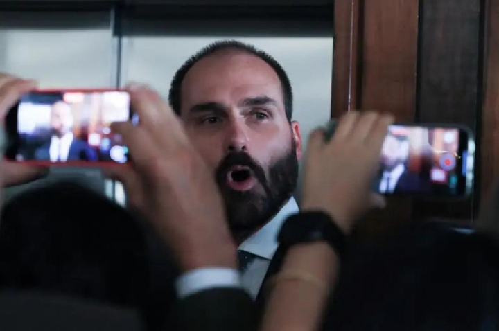 Eduardo Bolsonaro desiste de concorrer como suplente ao Senado
